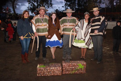 La premiación de los terceros campeones, junto a Sra. Anita Pardo, Don Jonathan Romero y las reinas